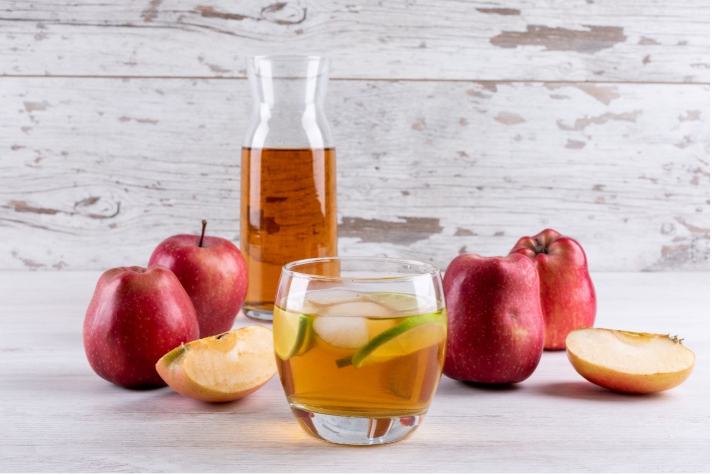 Erfrischende Apfelessig-Limonade mit grünem Tee und Ingwer
